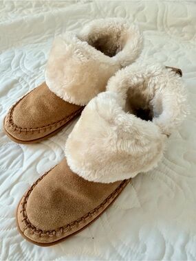 Minnetonka Chestnut Suede Slippers with Cream Fur Cuff